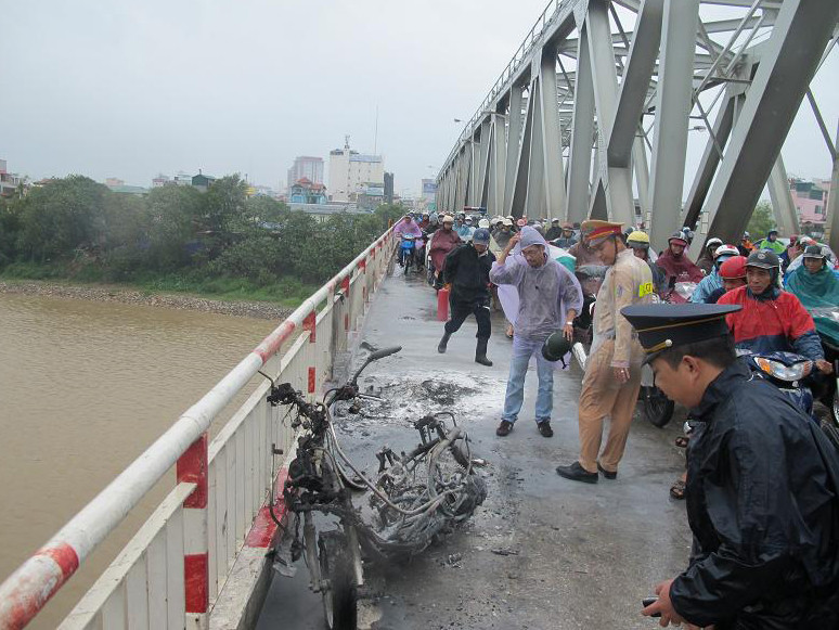 Hiện trường chiếc xe bị cháy