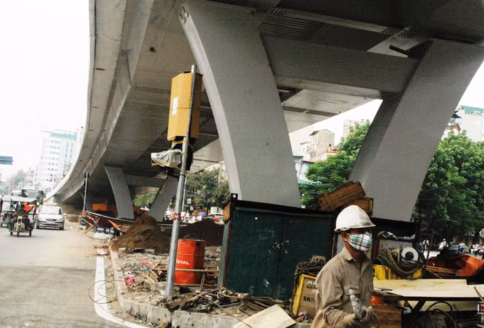 Ở dự án này, các đốt thép được thiết kế dài 23 m để đảm bảo tính mỹ thuật (không có các mối nối chằng chịt) tạo sự trơn tru, đảm bảo độ cong, mềm mại cho dầm cầu. Ảnh: Sỹ Lực