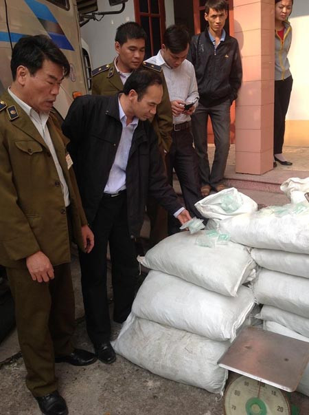 Số thuốc trên được đựng trong bao tải.