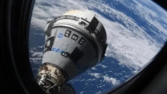Tàu vũ trụ Starliner được chụp ảnh qua cửa sổ của Trạm vũ trụ quốc tế (ISS). (Ảnh: ESA)