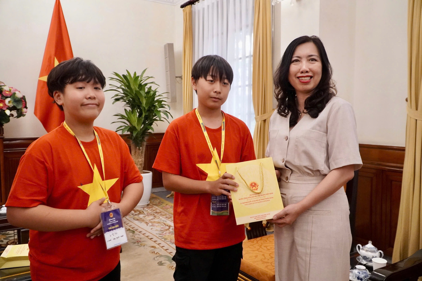 Thứ trưởng Lê Thị Thu Hằng tặng những cuốn truyện tranh về lịch sử dân tộc cho các em thiếu nhi trong đoàn.