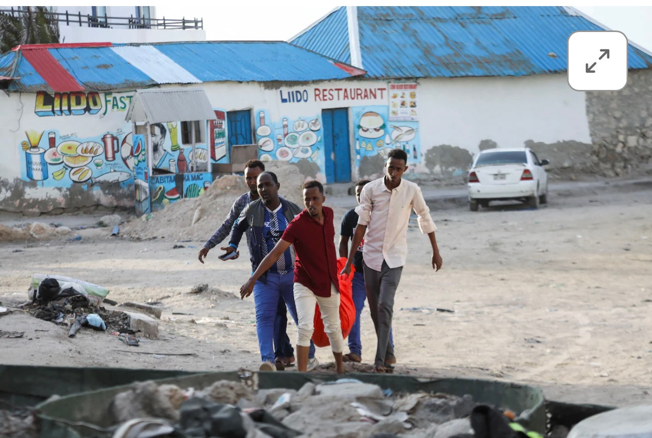 Hiện trường vụ nổ bom, xả súng ở Mogadishu, Somalia.