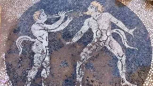Bức tranh khảm sỏi mô tả hai linh hồn lai giữa người và động vật tượng trưng cho Dionysus, vị thần sinh sản của Hy Lạp. (Ảnh: Bộ Giáo dục Hy Lạp)