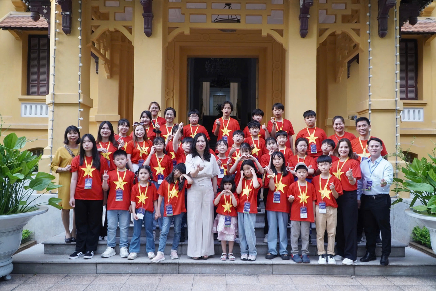 Thứ trưởng Lê Thị Thu Hằng chụp ảnh lưu niệm cùng các thành viên đoàn.