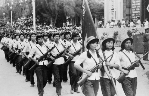 50 tác phẩm hội họa, điêu khắc và 30 bức ảnh của 80 tác giả miêu tả cuộc chiến đấu chống lại cuộc tập kích 12 ngày đêm vào Hà Nội của không quân Mỹ năm 1972 được ra mắt người xem tối 18-12 tại Bảo tàng chiến thắng B52 Hà Nội. Trong ảnh là Trung đoàn tự vệ nhà máy dệt 8-3