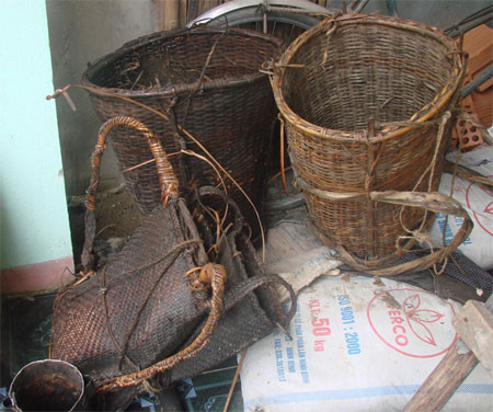 Chế tác loại gùi dùng vận chuyển củi và sản vật trong rừng, mang nét đặc trưng của người dân tộc thiểu số 