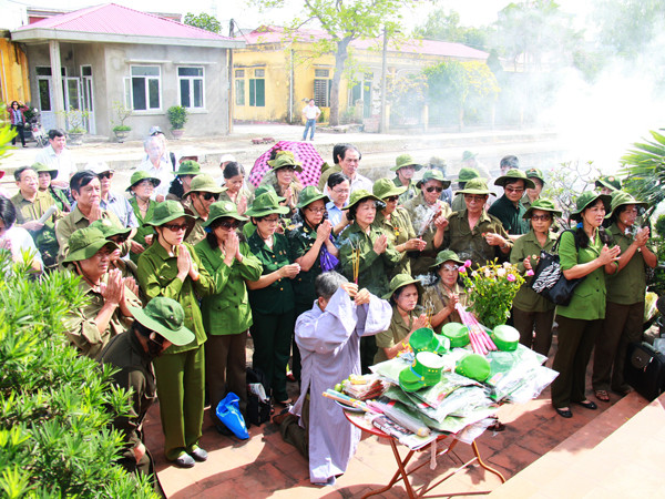 Đoàn Cựu TNXP trước Đài tưởng niệm Ga Gôi. Đoàn Cựu TNXP trước Đài tưởng niệm Ga Gôi