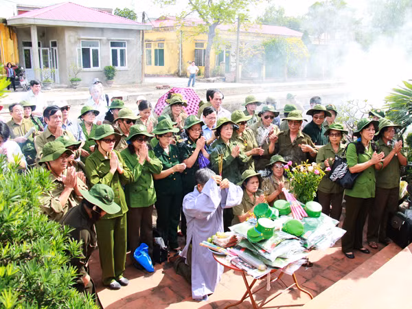 Đoàn Cựu TNXP trước Đài tưởng niệm Ga Gôi. Đoàn Cựu TNXP trước Đài tưởng niệm Ga Gôi