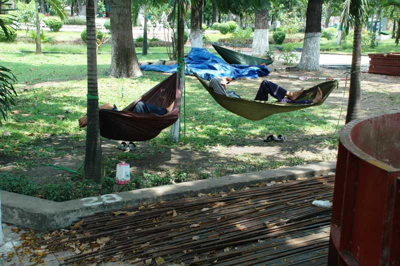 Giấc nghỉ trưa của những công nhân thi công cầu vượt vòng xoay Lăng Cha Cả 