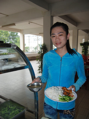 Thủy, công nhân Cty mua suất cơm ở căn tin với giá 11 ngàn đồng. Thủy, công nhân Cty mua suất cơm ở căn tin với giá 11 ngàn đồng