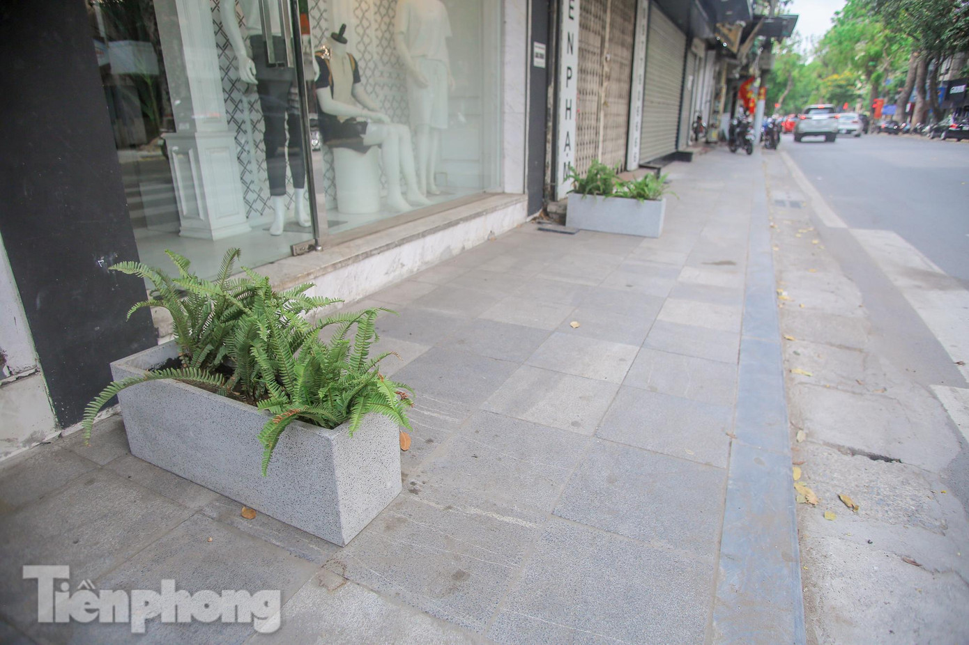 Vỉa hè trên tuyến phố Phan Bội Châu nhìn gọn gàng, chắc chắn sau khi hoàn thành dự án cải tạo chỉnh trang. Đá tự nhiên được lát trên thuộc nhóm đá hoa với cường độ đảm bảo theo tiêu chuẩn.