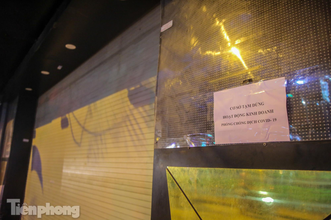 Nhiều quán dán thông báo "Tạm dừng hoạt động kinh doanh, phòng chống dịch COVID-19".