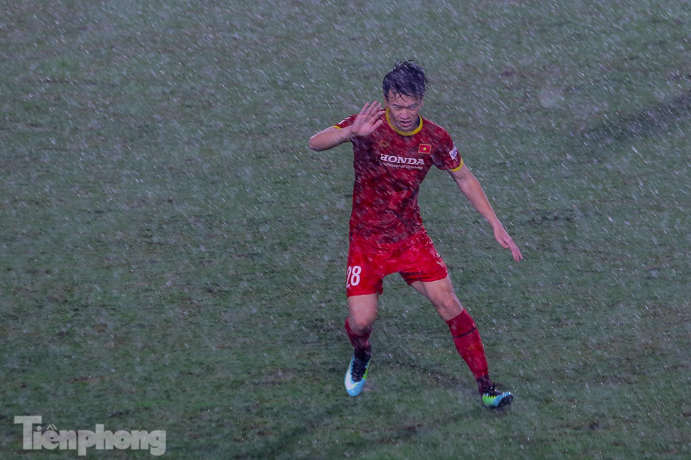 Hoàng Đức gặp khó trong cơn mưa xối xả.