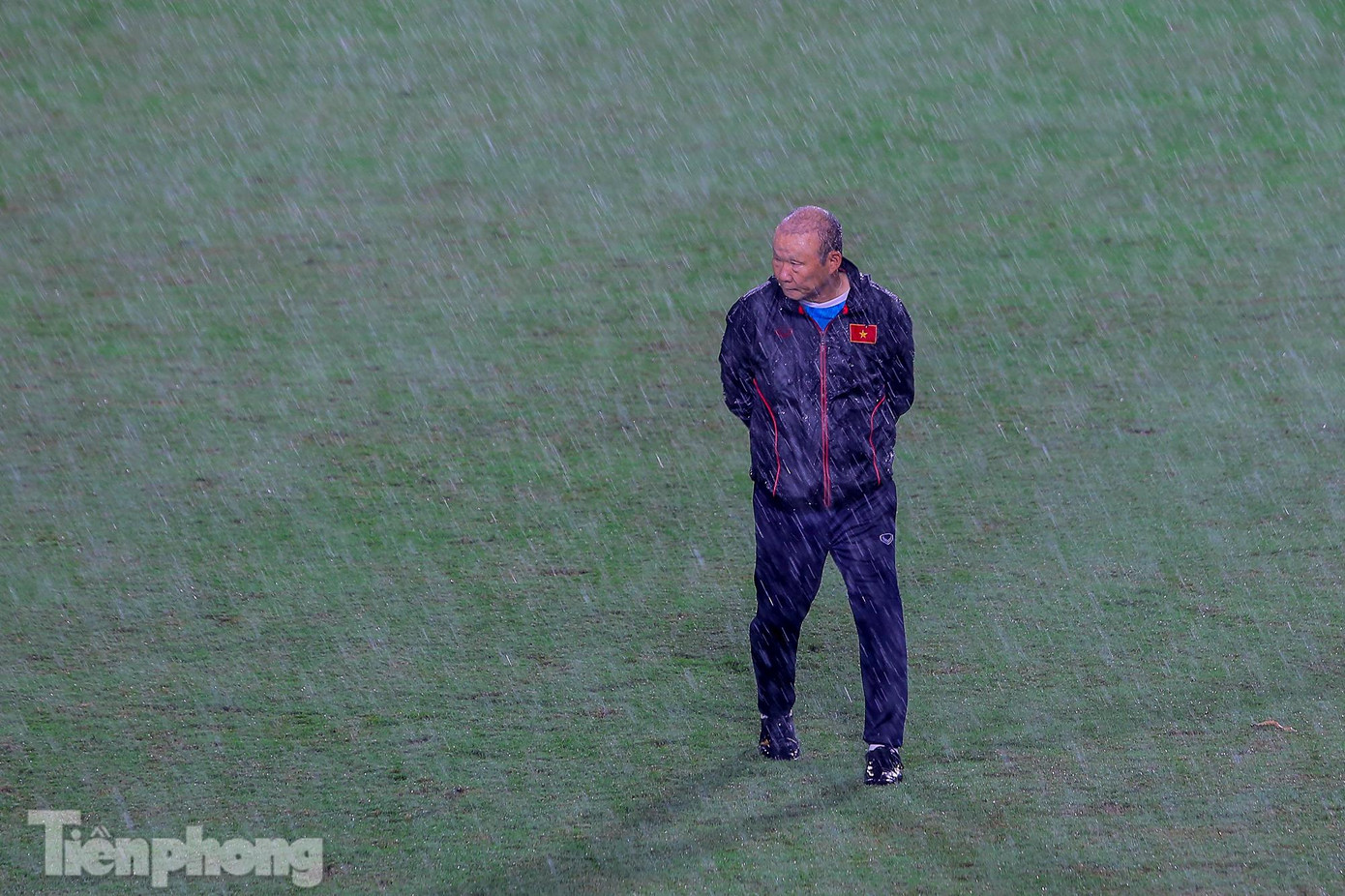 HLV Park Hang Seo đứng dưới trời mưa chỉ bảo các học trò