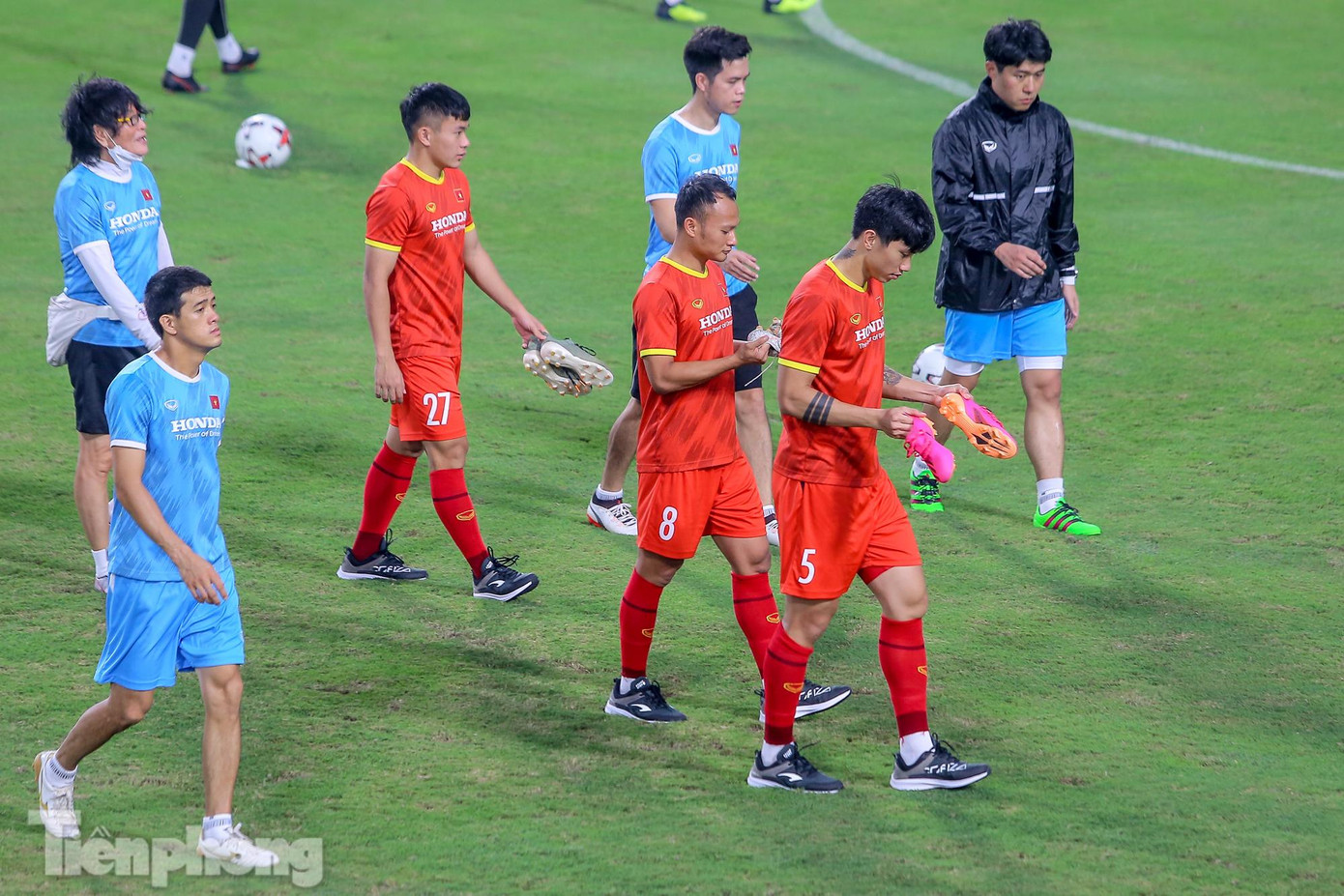 Các cầu thủ Văn Hậu, Trọng Hoàng, Lê Văn Xuân tiếp tục "xách giày" tập riêng.