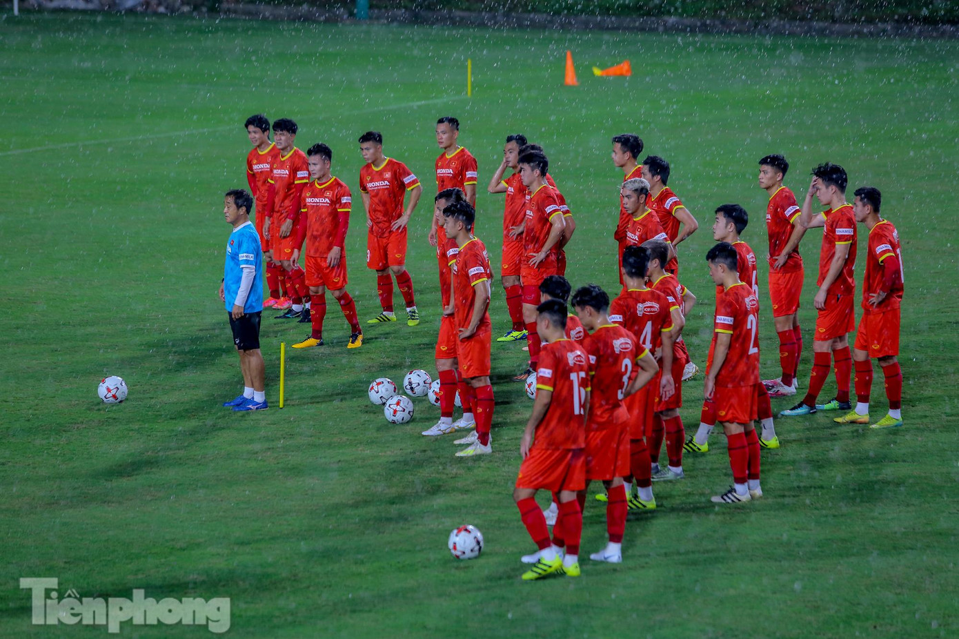 Khoảng 17h45, trời bắt đầu đổ cơn mưa.