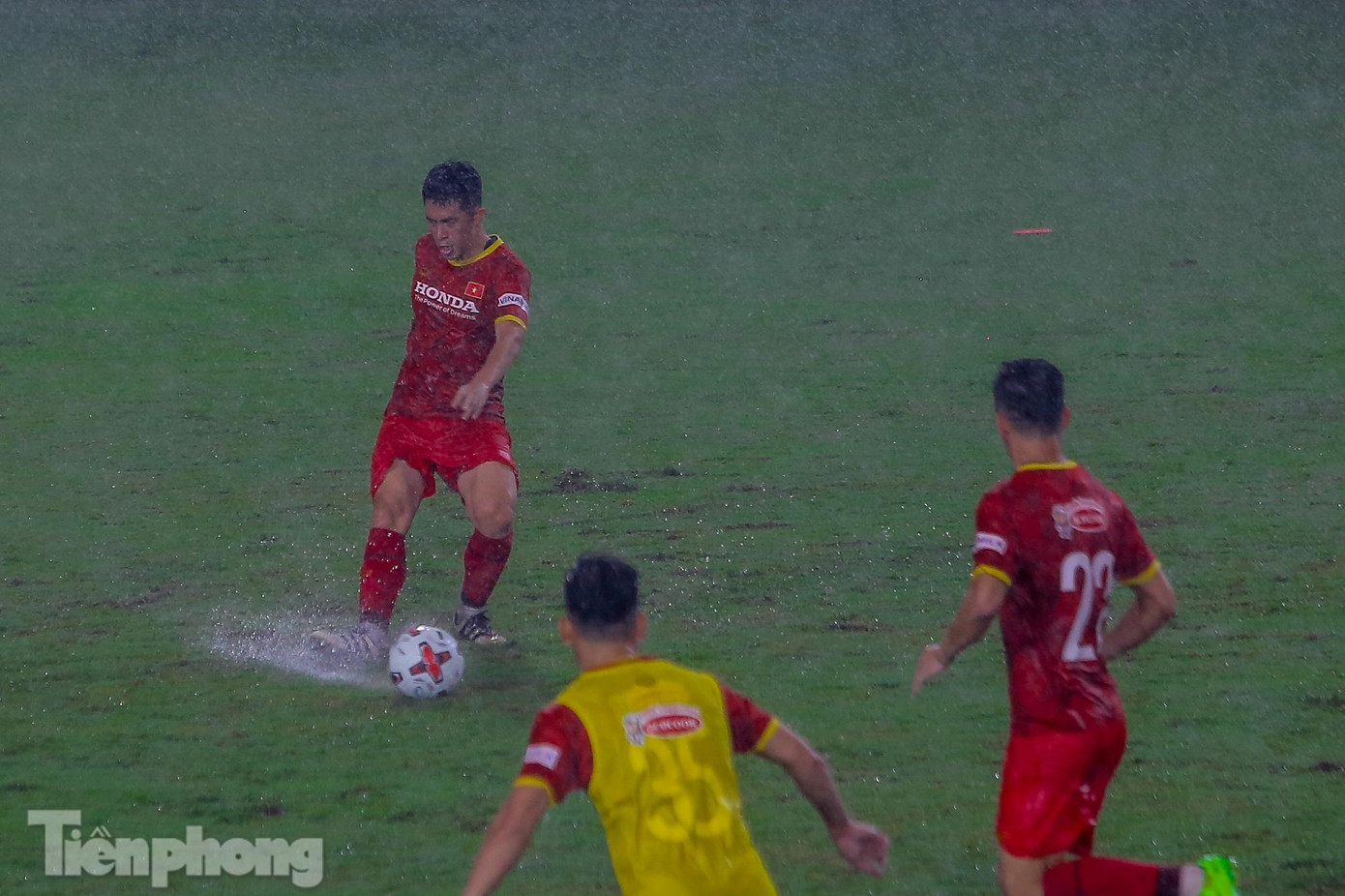 Theo lịch, đội tuyển Việt Nam sẽ gặp Indonesia ngày 7/6, đọ sức với Malaysia ngày 11/6 đều trên sân Al Maktoum ở Dubai và chạm trán với UAE ngày 15/6 trên sân Zabeel cũng ở Dubai.