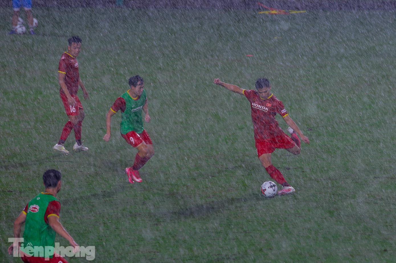 Cơn mưa "trắng trời" ảnh hưởng không nhỏ đến chất lượng. Tuy nhiên lại là một bài tập chuẩn bị cho phương án trời mưa khi đối đầu với các đối thủ tại vòng loại World Cup 2022 khu vực Châu Á.