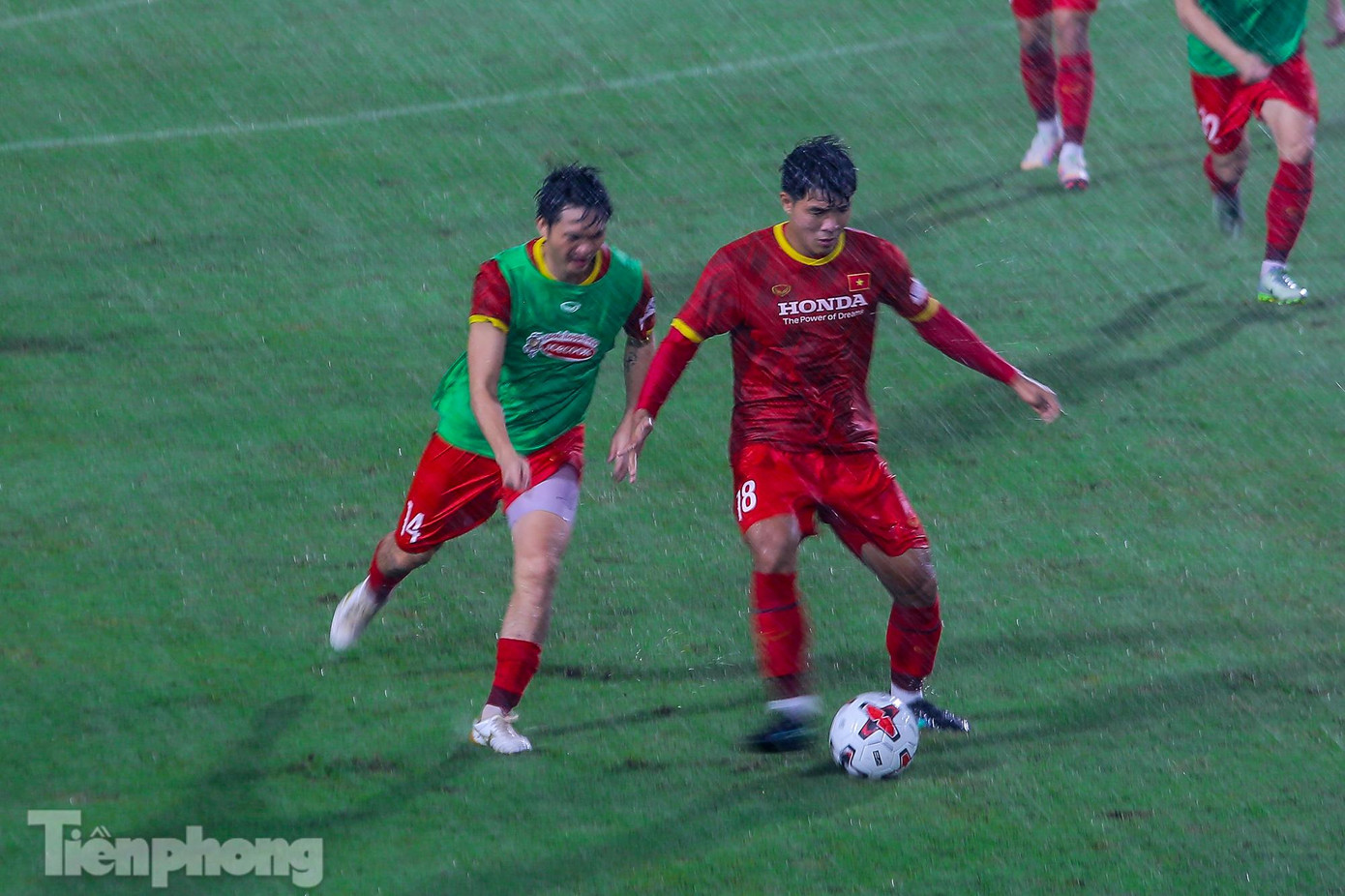 Trời càng mưa, các cầu thủ tập luyện càng quyết tâm.