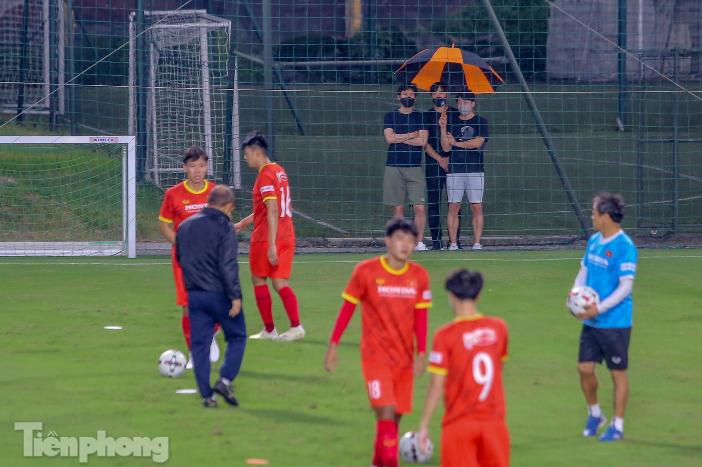 HLV Park Choong Kyun của CLB Hà Nội có mặt tại sân tập theo dõi các cầu thủ Việt Nam.