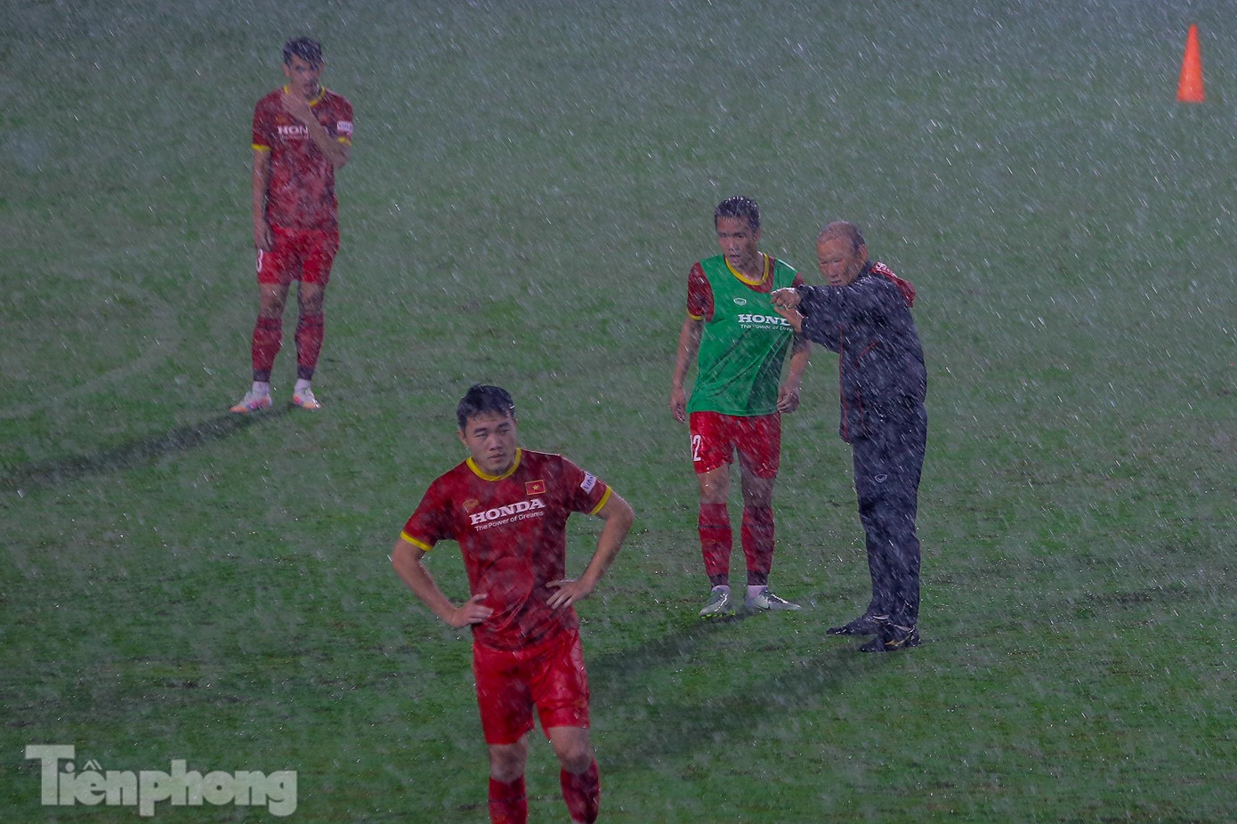 Cơn mưa càng ngày càng lớn, ông thầy người Hàn vẫn miệt mài, tận tay chỉ việc cho các học trò.