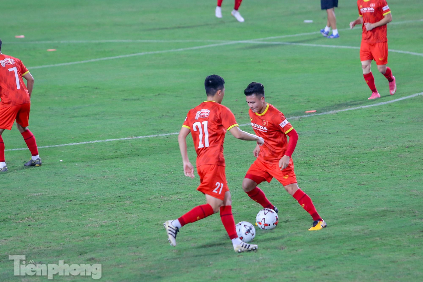 Như thường lệ, BHL cho các cầu thủ bắt đầu buổi tập với những bài khởi động nhẹ nhàng.