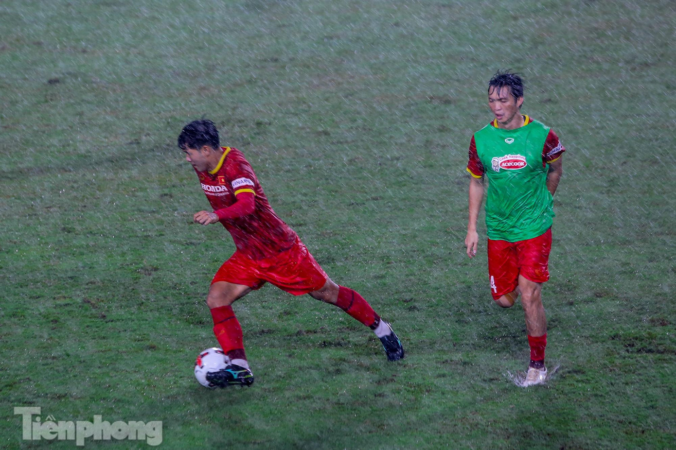 Chia sẻ với báo chí, cầu thủ Duy Mạnh cho biết: "Trước mắt đều là những đối thủ khó khăn. Tất cả đều phải có sự chuẩn bị tốt nhất. Toàn đội đang có sự tập trung rất cao, nhưng mọi người cũng thoải mái để hướng tới mục tiêu cao nhất".