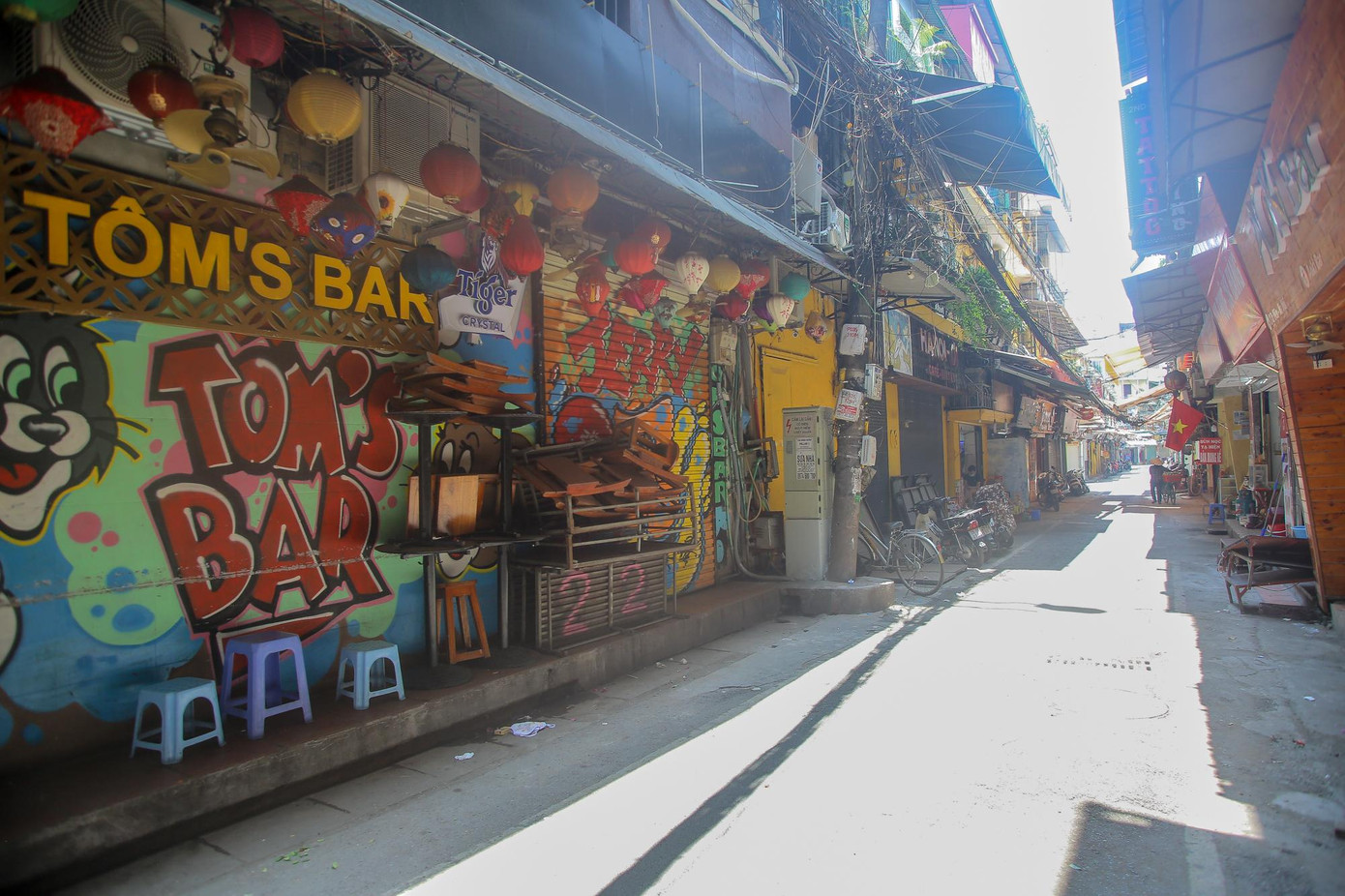 Nhiều quán xá đóng cửa kín mít sau yêu cầu của UBND TP Hà Nội. Nhiều quán xá đóng cửa kín mít sau yêu cầu của UBND TP Hà Nội.