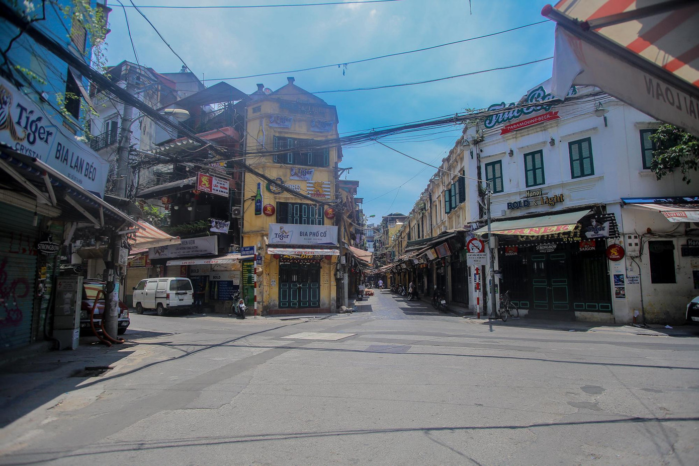 Khu vực phố Tạ Hiện không còn cảnh đông đúc, du khách la cà quán xá. Khu vực phố Tạ Hiện không còn cảnh đông đúc, du khách la cà quán xá.