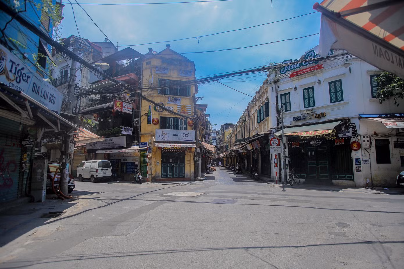 Khu vực phố Tạ Hiện không còn cảnh đông đúc, du khách la cà quán xá.