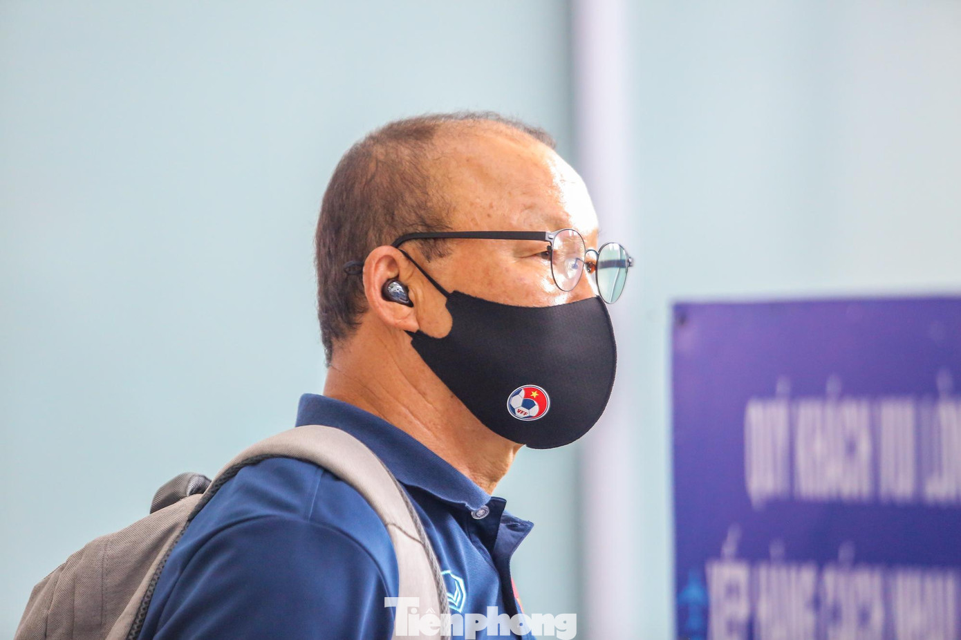 Trước đó, HLV Park chốt danh sách 30 cầu thủ, Trong đó có 28 cầu thủ nằm trong lực lượng 37 cầu thủ đang tập huấn tại Trung tâm đào tạo bóng đá trẻ Việt Nam. Hai cầu thủ còn lại là tiền vệ trẻ Nguyễn Hai Long từ ĐT U22 Việt Nam và thủ môn Đặng Văn Lâm, người sẽ di chuyển từ Nhật Bản sang UAE vào đầu tháng 6.