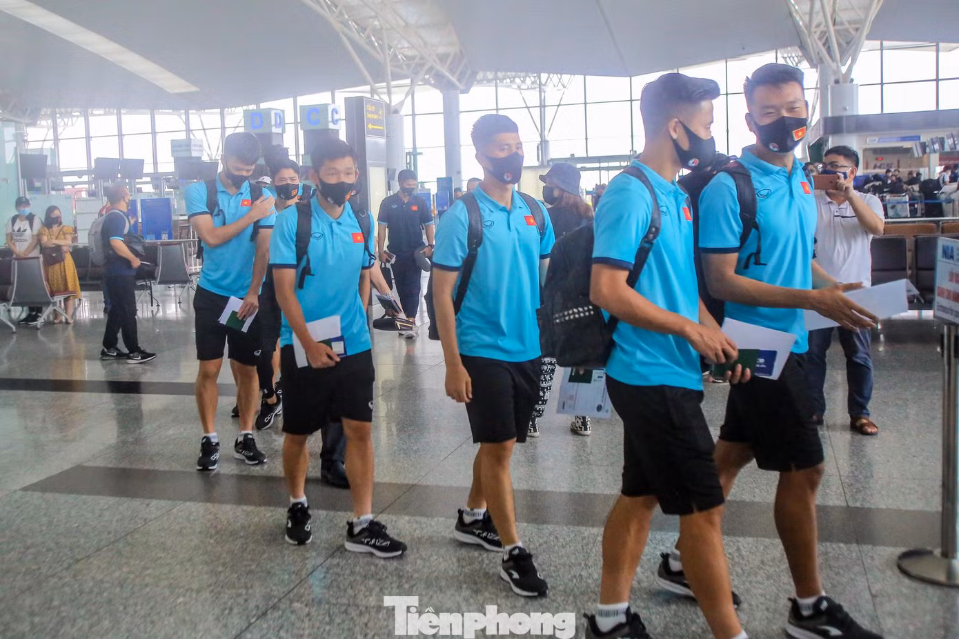Khoảng 15h, đoàn ĐT Việt nam có mặt tại sân bay Nội Bài chuẩn bị đáp chuyên cơ riêng sang UAE vào lúc 16h10 hôm nay (26/5).