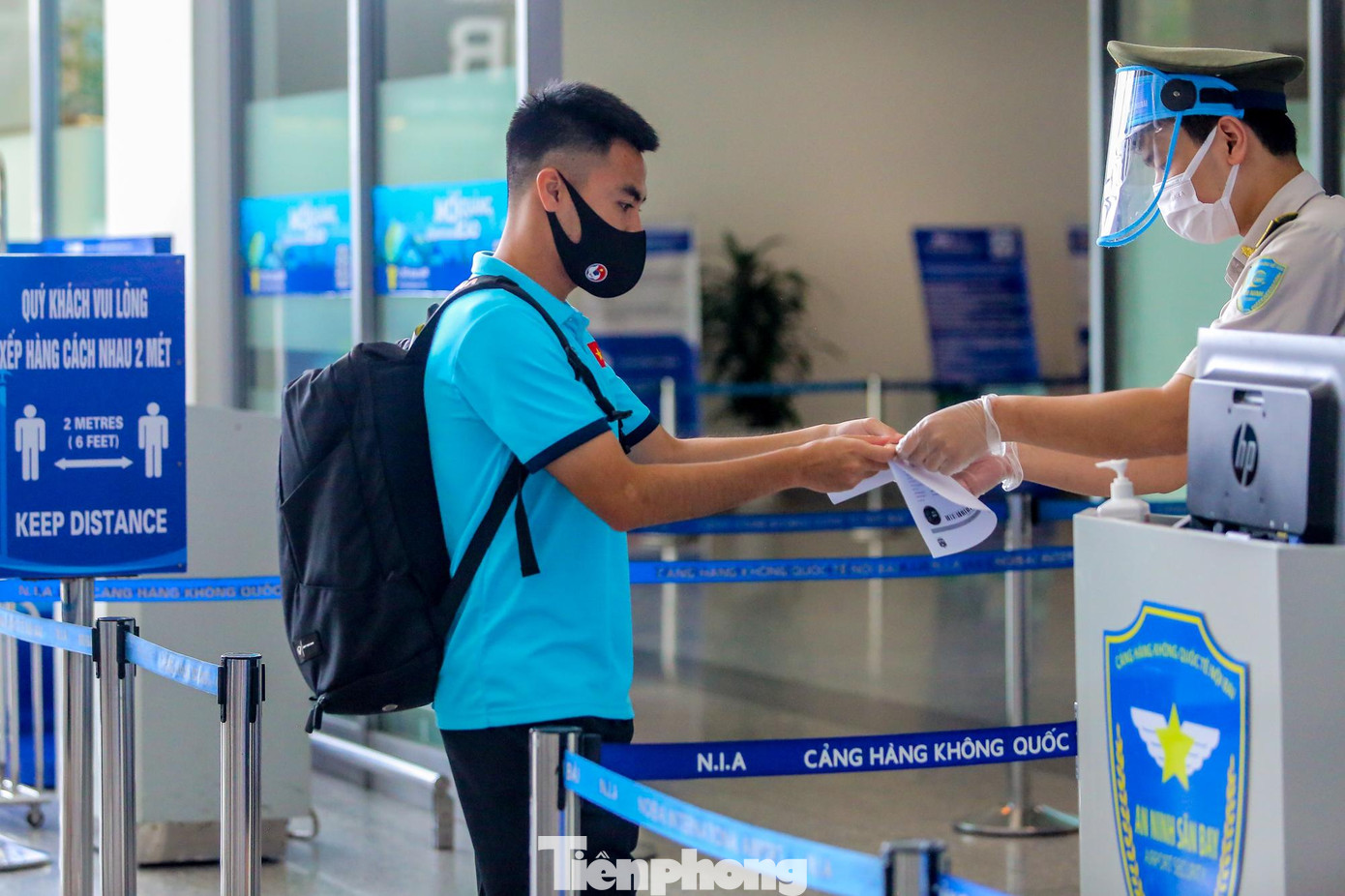 Khi đặt chân tới sân bay Dubai và làm thủ tục nhập cảnh, tất cả các thành viên đội tuyển sẽ thêm một lần nữa được lấy mẫu xét nghiệm RT-PCR. Tuy nhiên, toàn đội sẽ không phải ở lại sân bay để chờ kết quả mà sẽ được BTC địa phương bố trí xe bus đưa thẳng về khách sạn và cách ly tại đây cho đến khi có kết quả xét nghiệm. Thời gian chờ kết quả sẽ không vượt quá 24 tiếng.