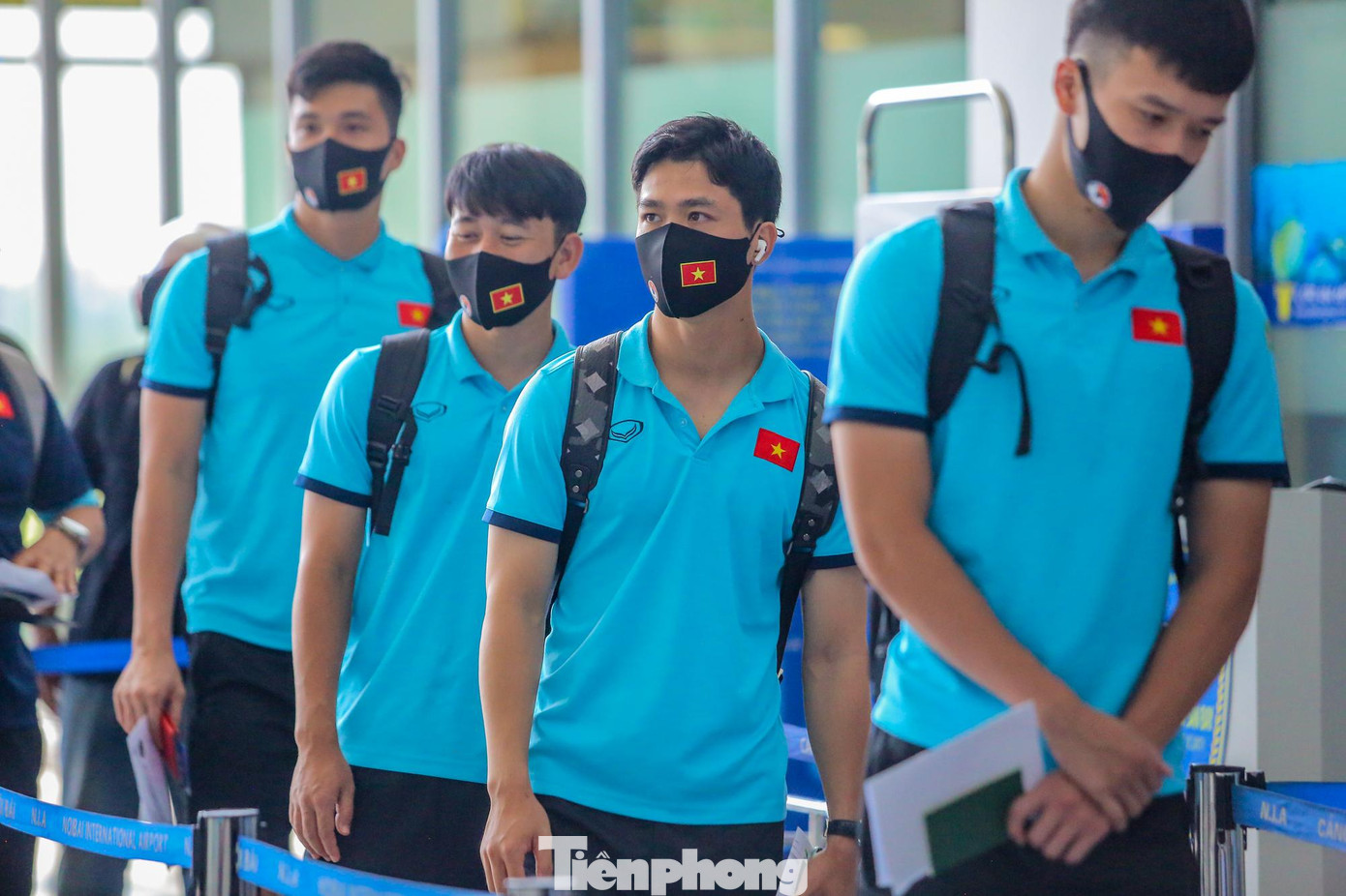 Các cầu thủ đều tuân thủ quy định đững giãn cách trong lúc chờ làm thủ tục