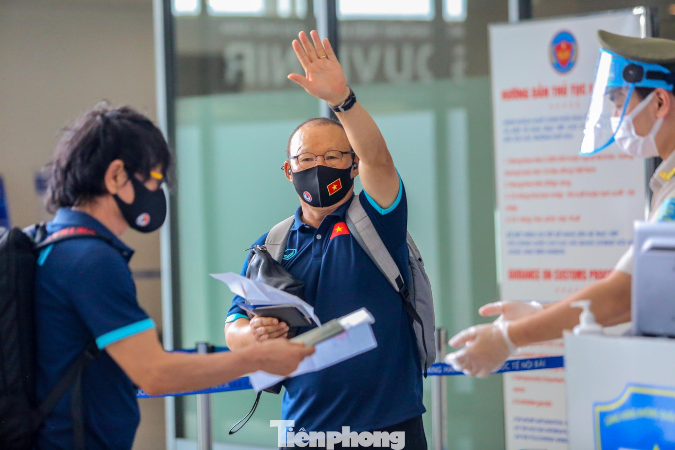 Ông thầy người Hàn vẫy tay chào trước khi lên chuyến bay sang UAE.