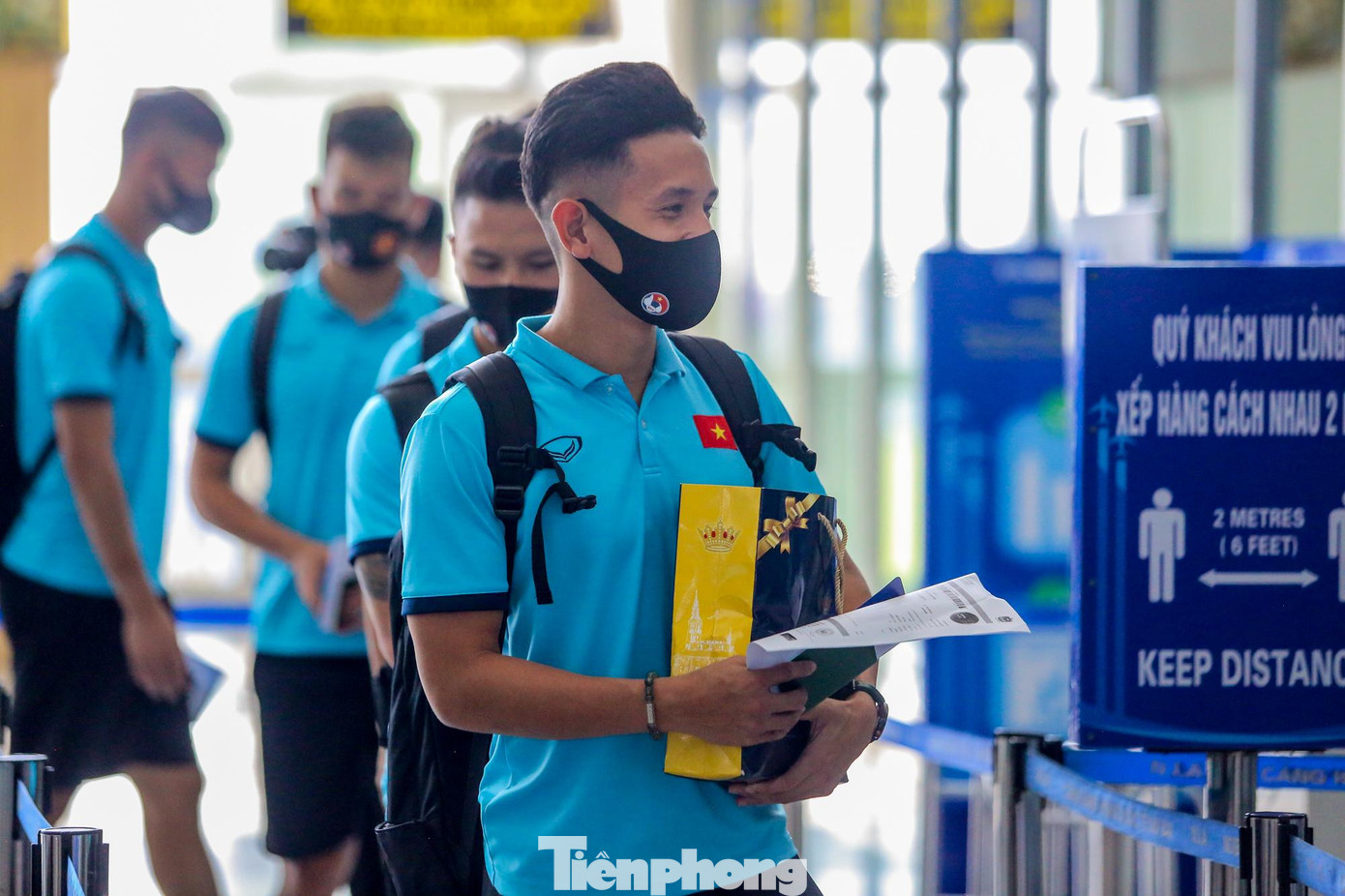 Hồng Duy "tay xách nách mang" sang UAE.