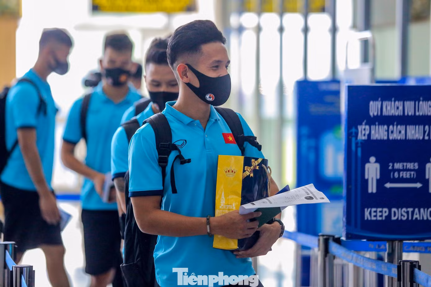 Hồng Duy "tay xách nách mang" sang UAE.