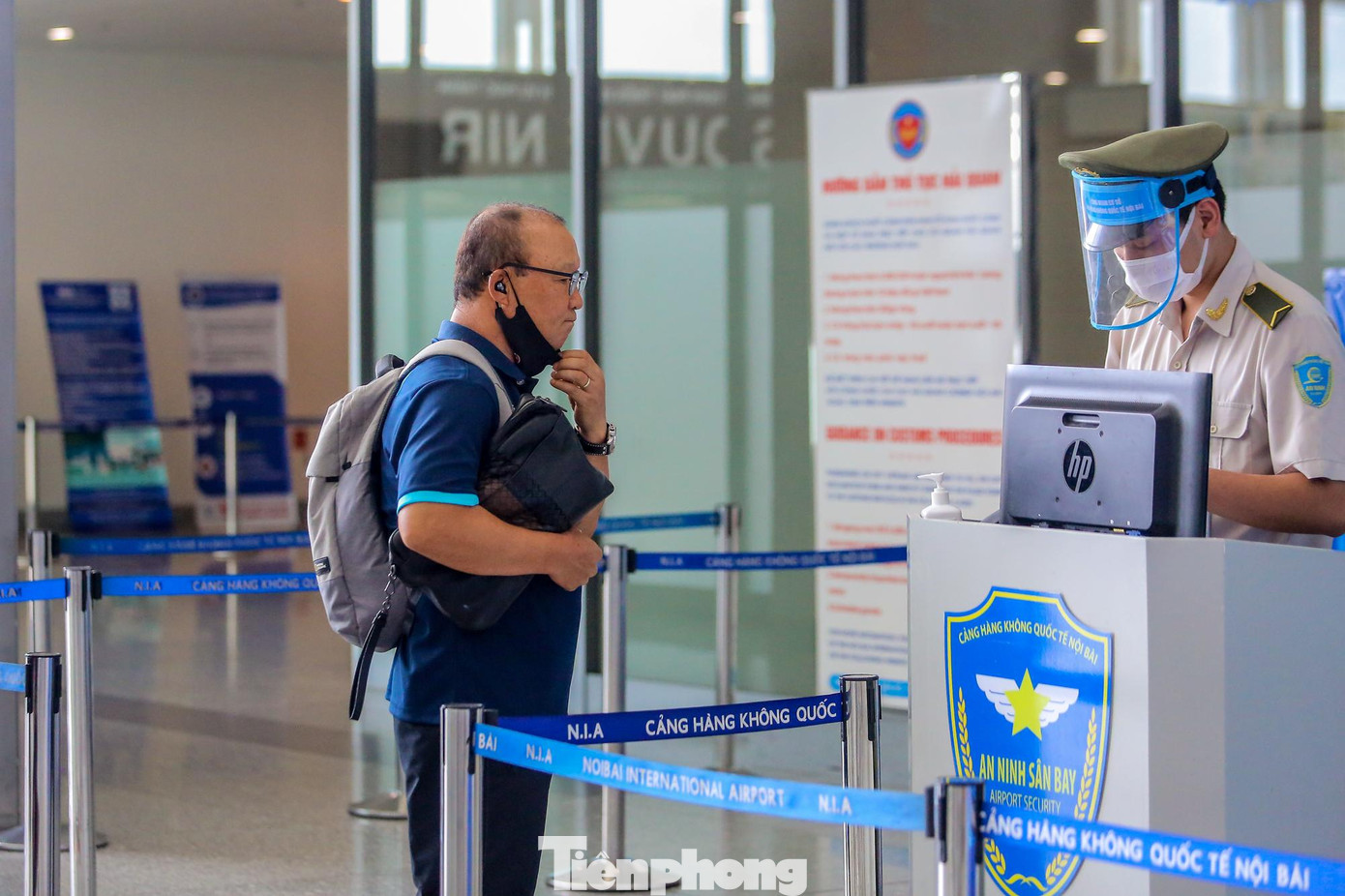 HLV Park Hang Seo cùng BHL là những người làm thủ tục cuối cùng.