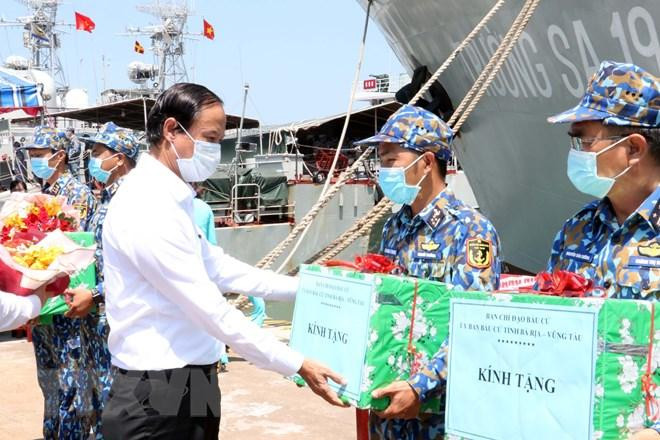 Chủ tịch UBND, Chủ tịch Ủy ban bầu cử tỉnh Bà Rịa-Vũng Tàu Nguyễn Văn Thọ tặng quà, động viên đoàn công tác. (Ảnh: Đoàn Mạnh Dương/TTXVN)