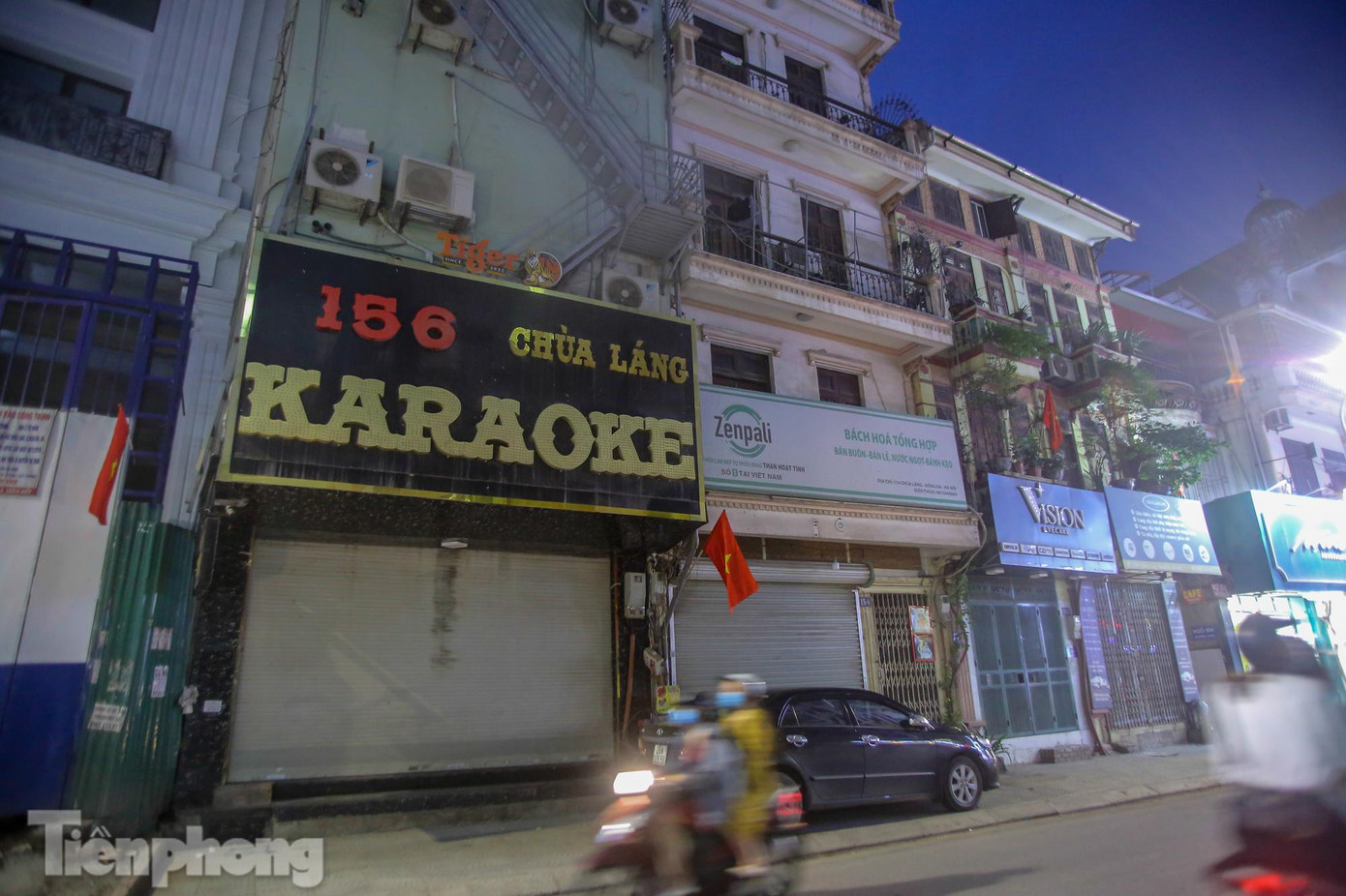 Phố Chùa Láng yên ắng hẳn khi các quán karaoke đóng cửa.