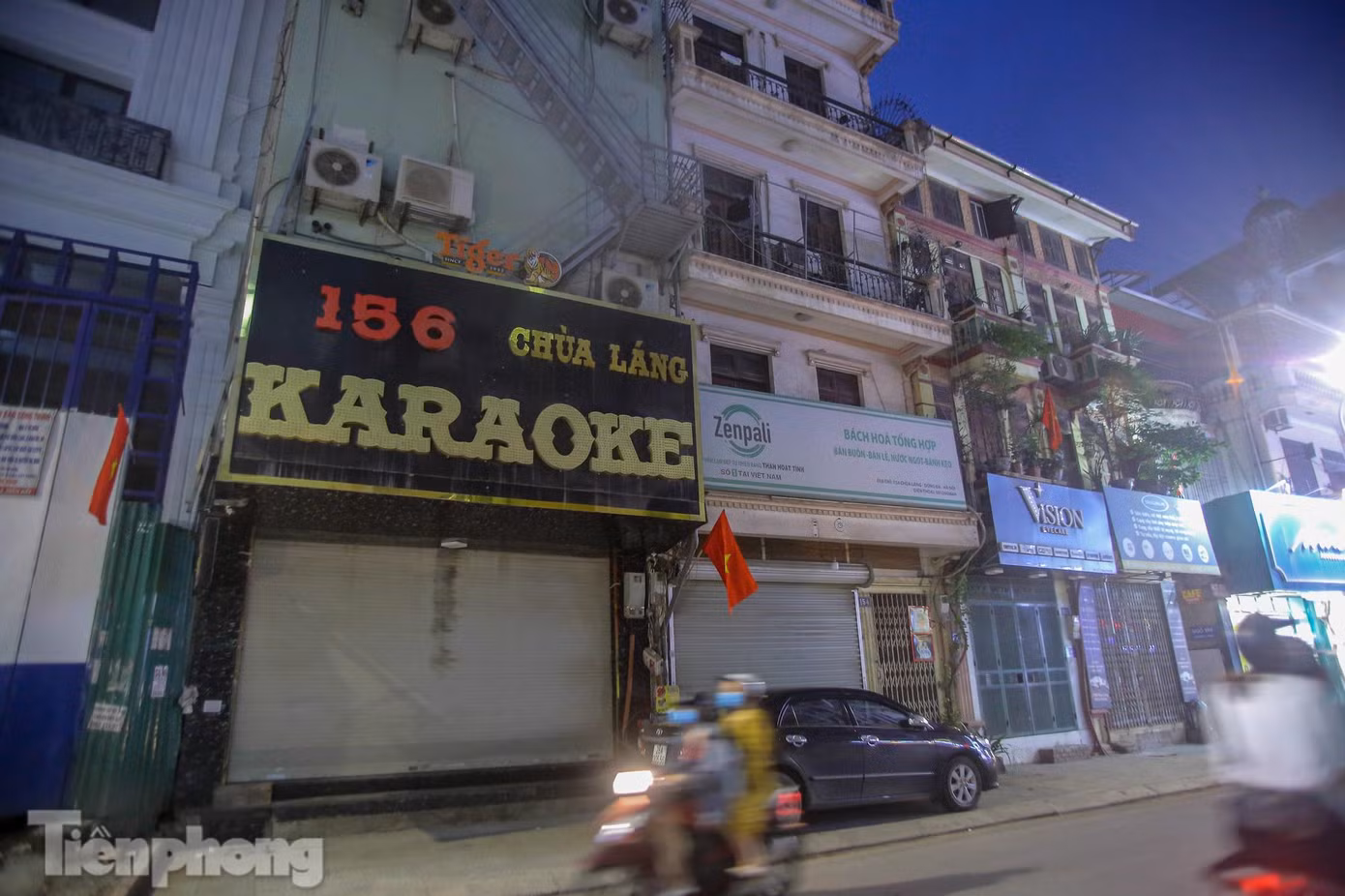 Phố Chùa Láng yên ắng hẳn khi các quán karaoke đóng cửa.