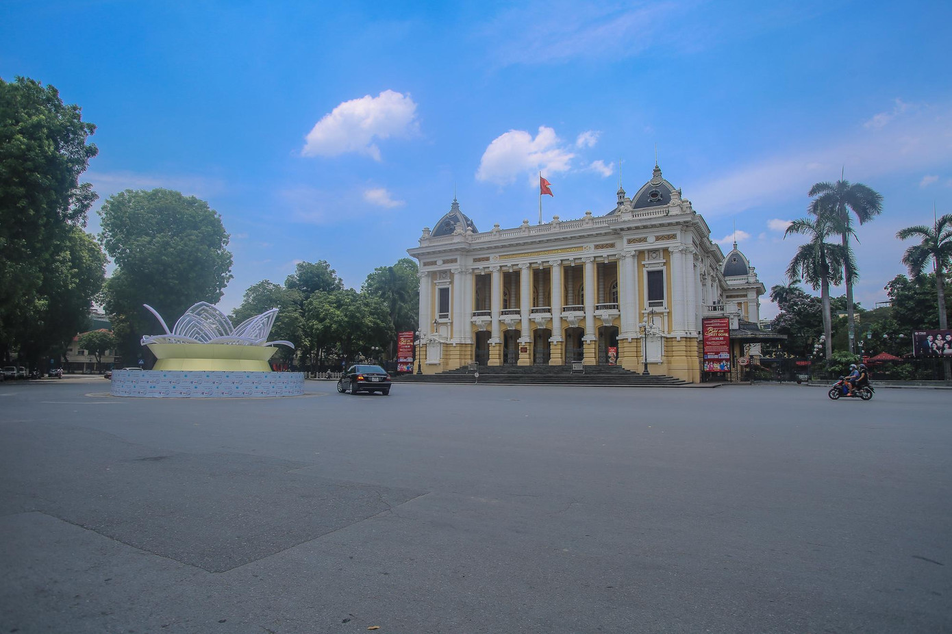 Không còn rộn ràng tại khu vực Nhà Hát Lớn. Không còn rộn ràng tại khu vực Nhà Hát Lớn.