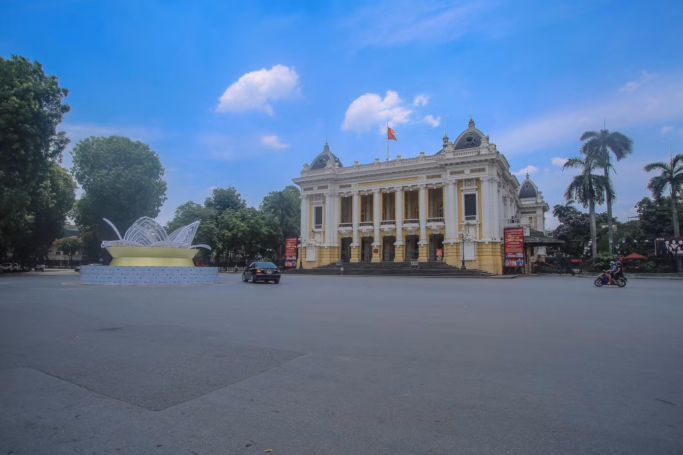 Không còn rộn ràng tại khu vực Nhà Hát Lớn.