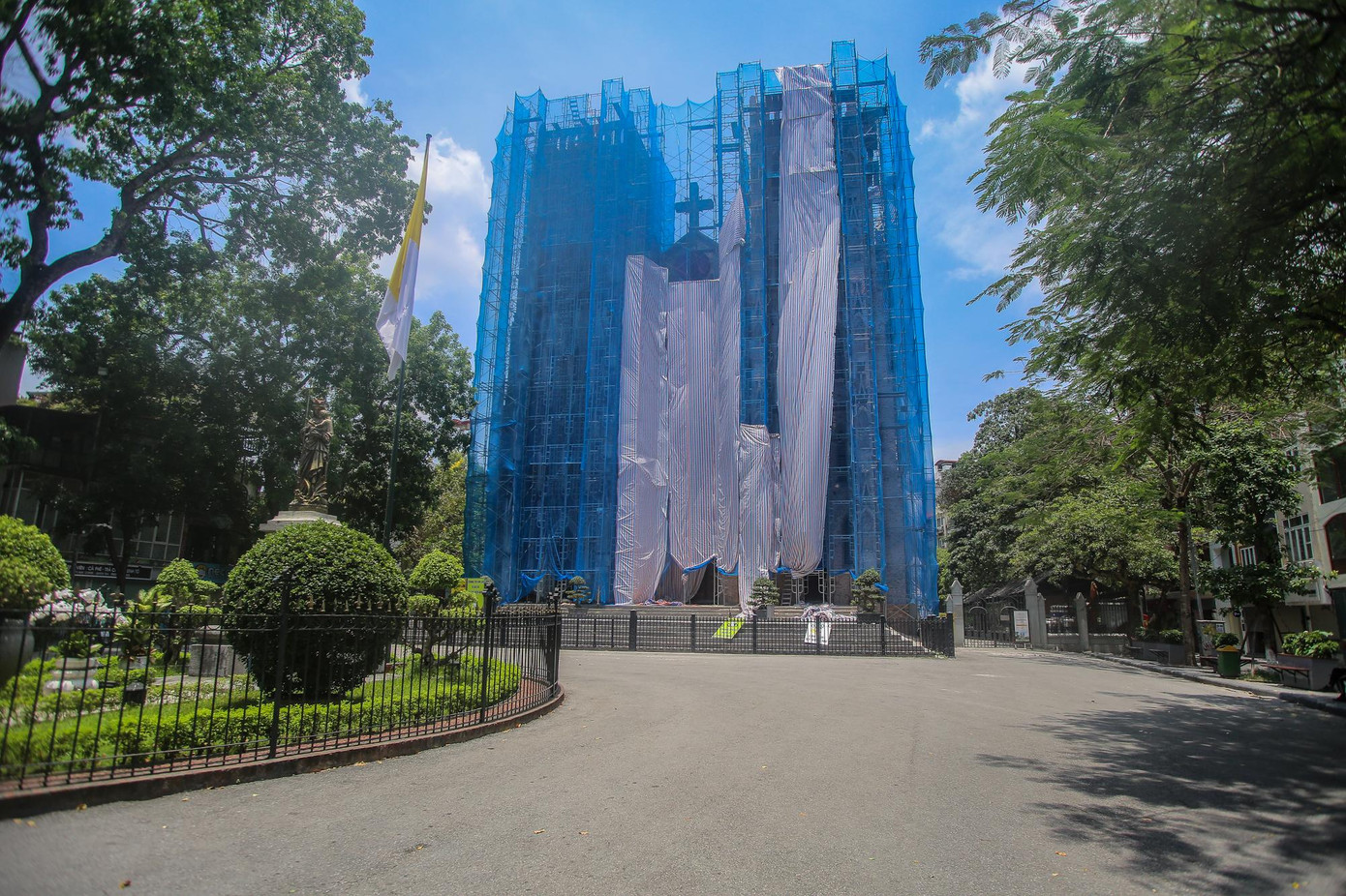 Những ngày cuối tuần, những địa điểm thường tập trung đông người như Nhà Thờ Lớn, Tạ Hiện, quảng trường Đông Kinh Nghĩa Thục, Nhà Hát Lớn... đều vắng lặng. Những ngày cuối tuần, những địa điểm thường tập trung đông người như Nhà Thờ Lớn, Tạ Hiện, quảng trường Đông Kinh Nghĩa Thục, Nhà Hát Lớn... đều vắng lặng.