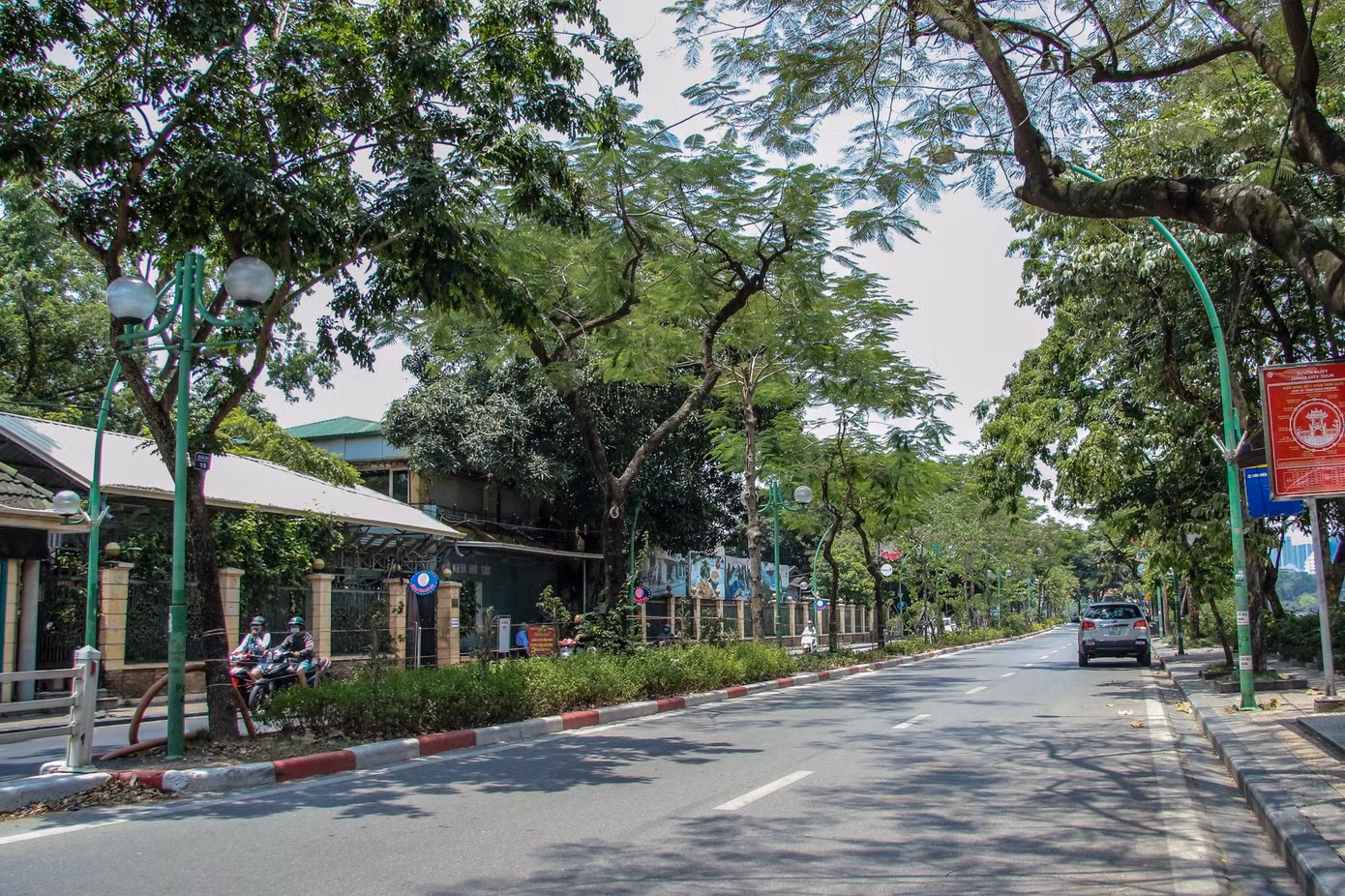 Đường Thanh Niên nhộn nhịp cũng chịu cảnh vắng vẻ giữa mùa dịch COVID-19