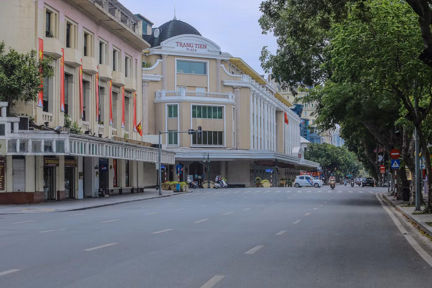 Phố Đinh Tiên Hoàng rộng thênh thang khi vắng bóng xe cộ.