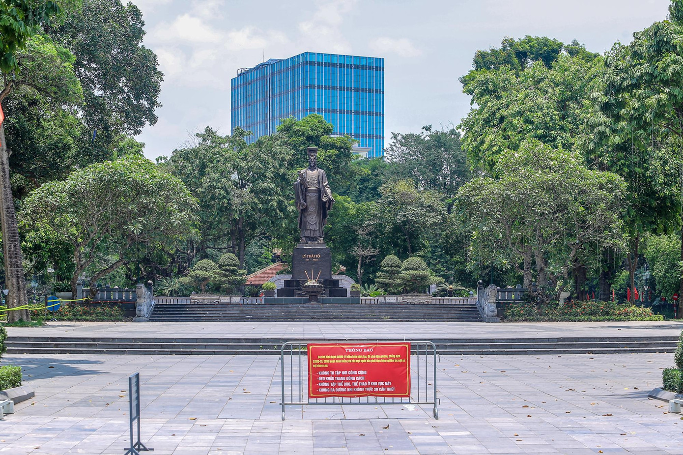 khu vực vườn hoa Lý Thái Tổ không một bóng người. khu vực vườn hoa Lý Thái Tổ không một bóng người.