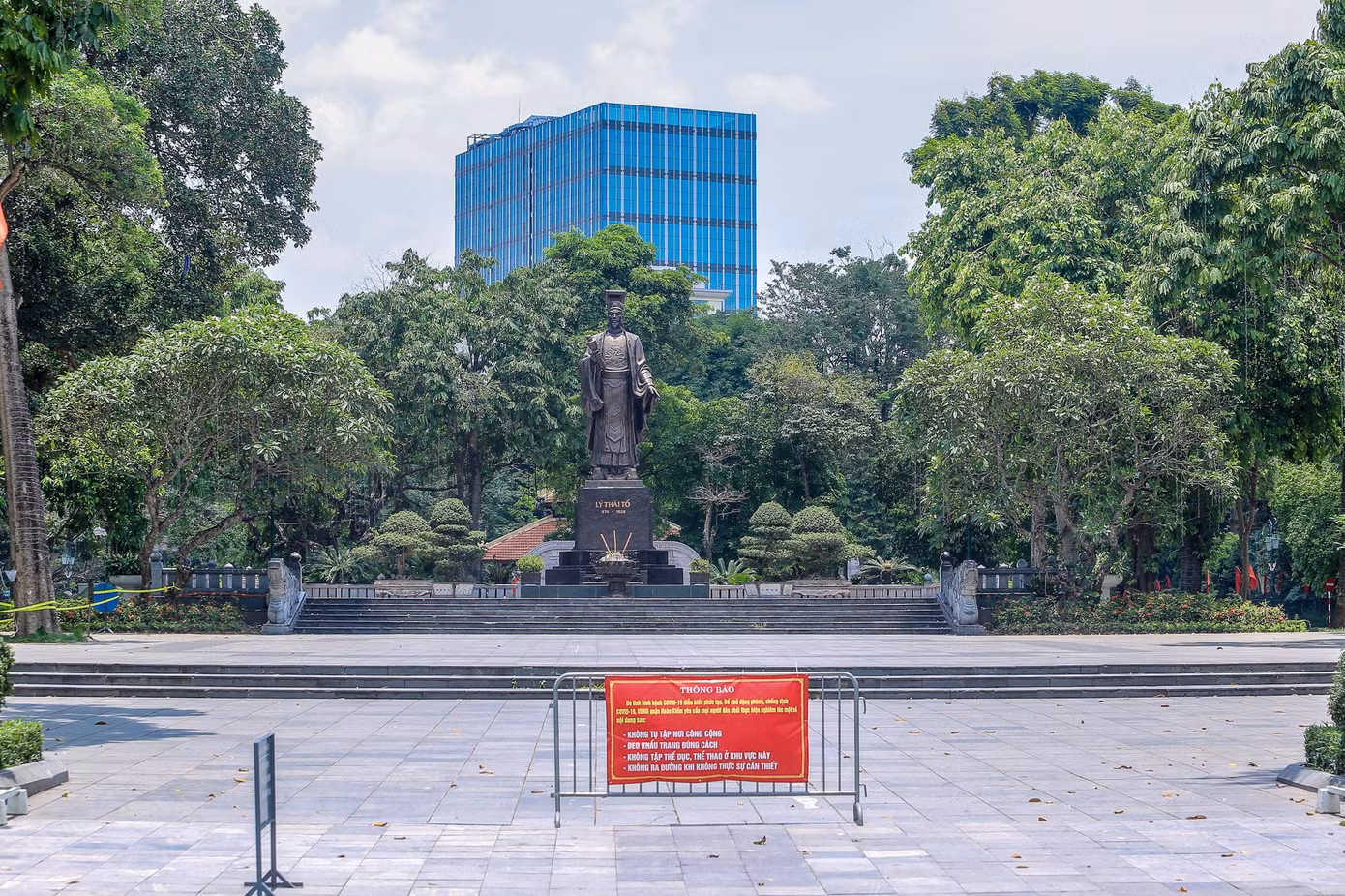 khu vực vườn hoa Lý Thái Tổ không một bóng người.