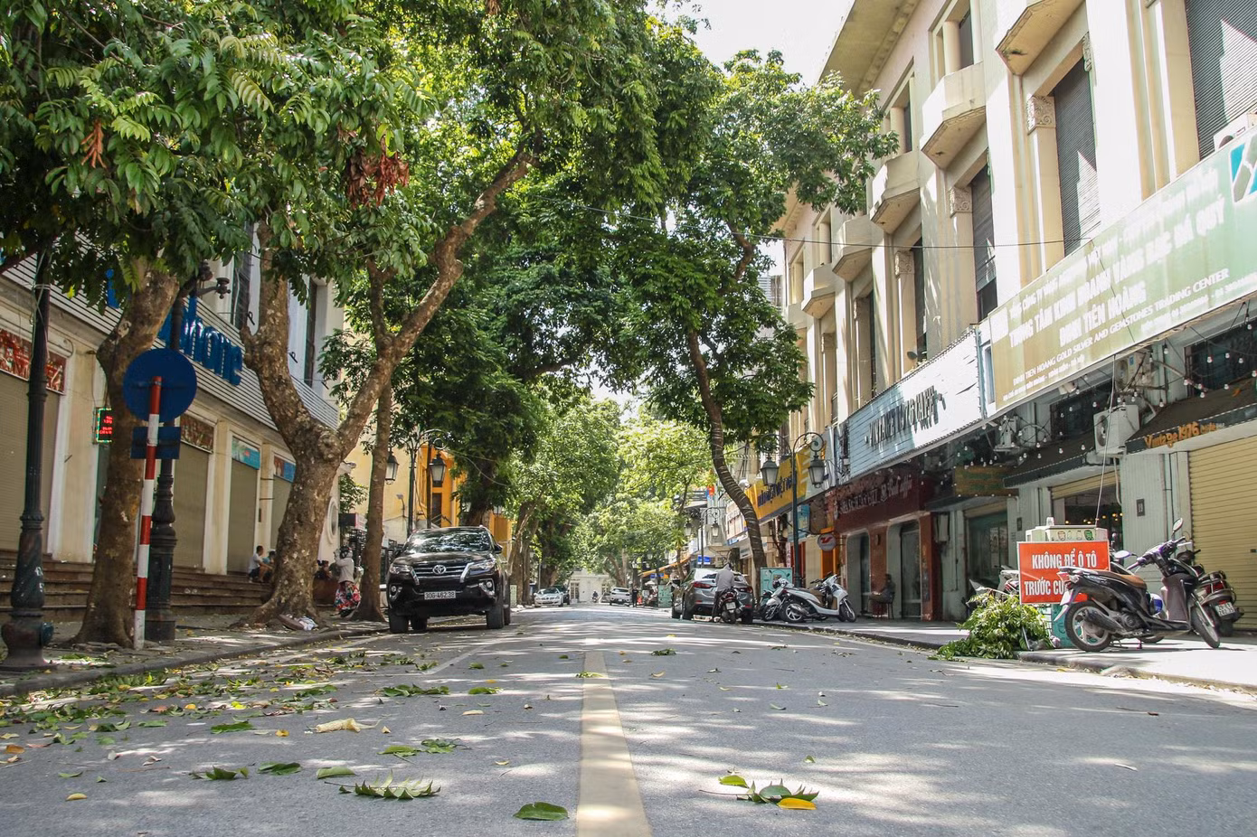 Phố Đinh Lễ ngày cuối tuần.