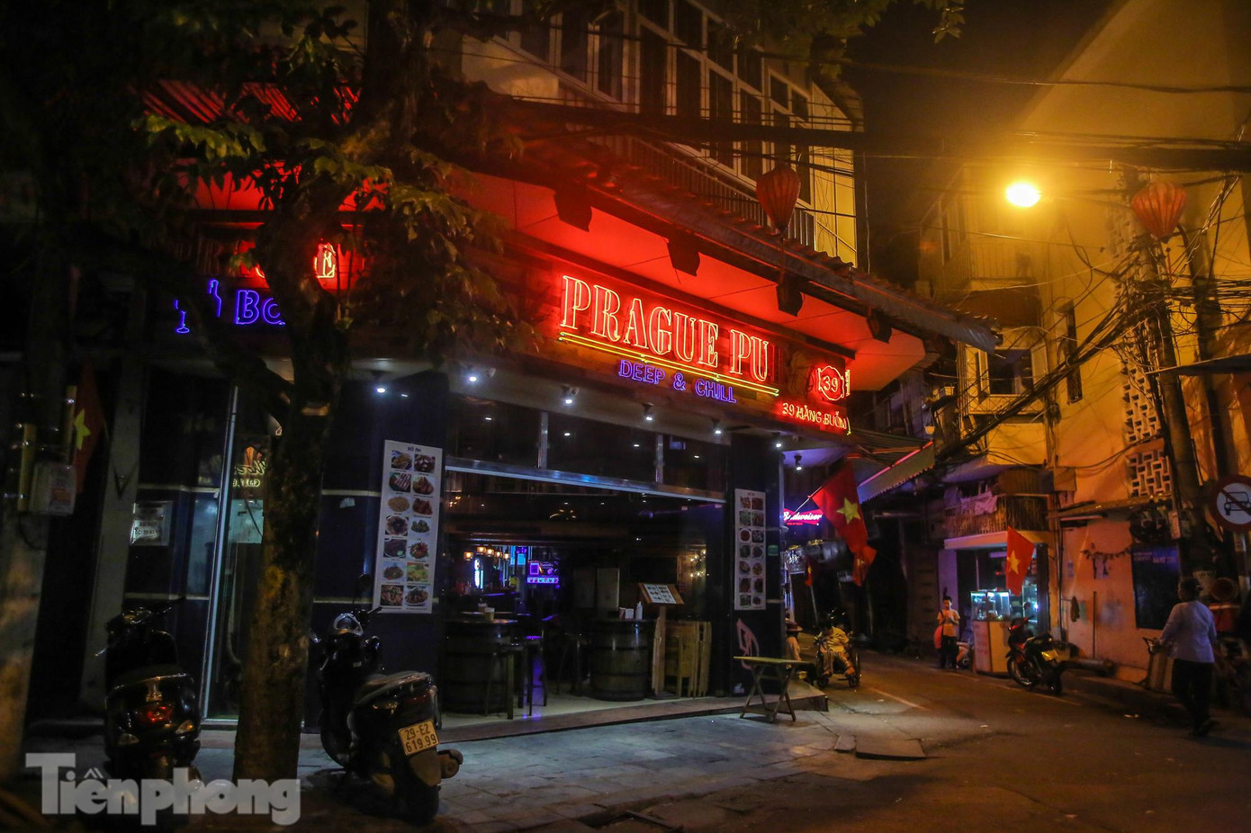 Một số quán club, quán bar sáng đèn, mở cửa, không đón khách bên trong.